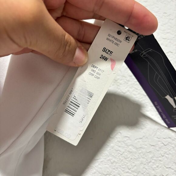 NWT Investments The 5th Ave Fit Women's Size Zip Crop Flare Pants White Plus 24W - Picture 3 of 11